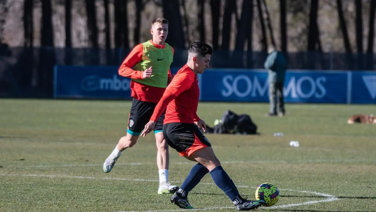 Diego Aznar entrenando con el primer equipo de la SD Huesca presiona a Nieto. Foto: SD Huesca