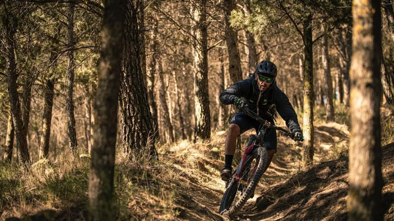 Un 'biker, desciende por una de las sendas del circuito protagonista de la apertura de la Copa de Arag&oacute;n de XCO, en Ayerbe. Foto: Cedida