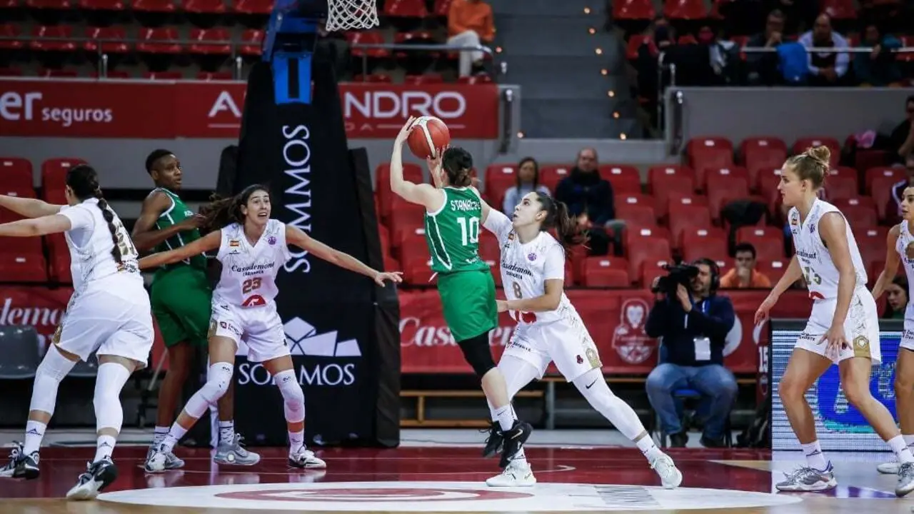 El equipo, en una acci&oacute;n defensiva ante Lublin | Foto: Esther Casas / Casademont Zaragoza