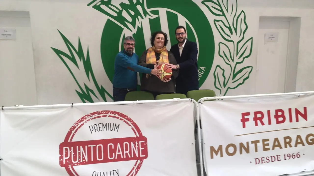 De izquierda a derecha Iv&aacute;n Reales, Cristina Gallart y Fernando Lascorz unidos por el CB Pe&ntilde;as. Foto: CB Pe&ntilde;as