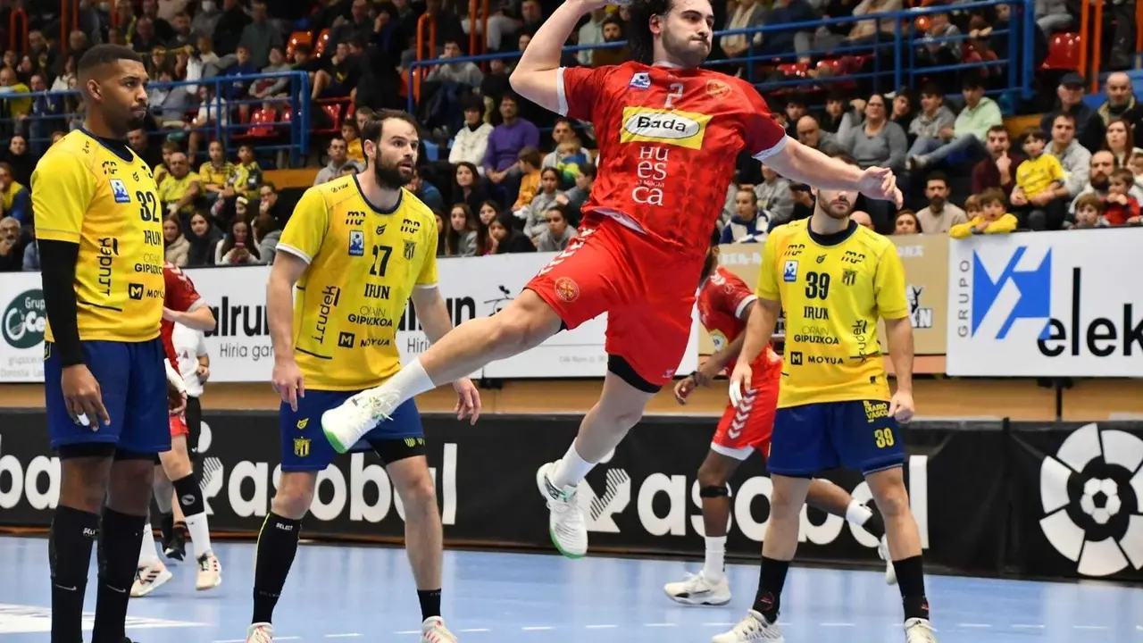 Montoya gana la posici&oacute;n en los 6 metros en el partido contra Bidasoa disputado en Ir&uacute;n. Foto: Arrate Morales