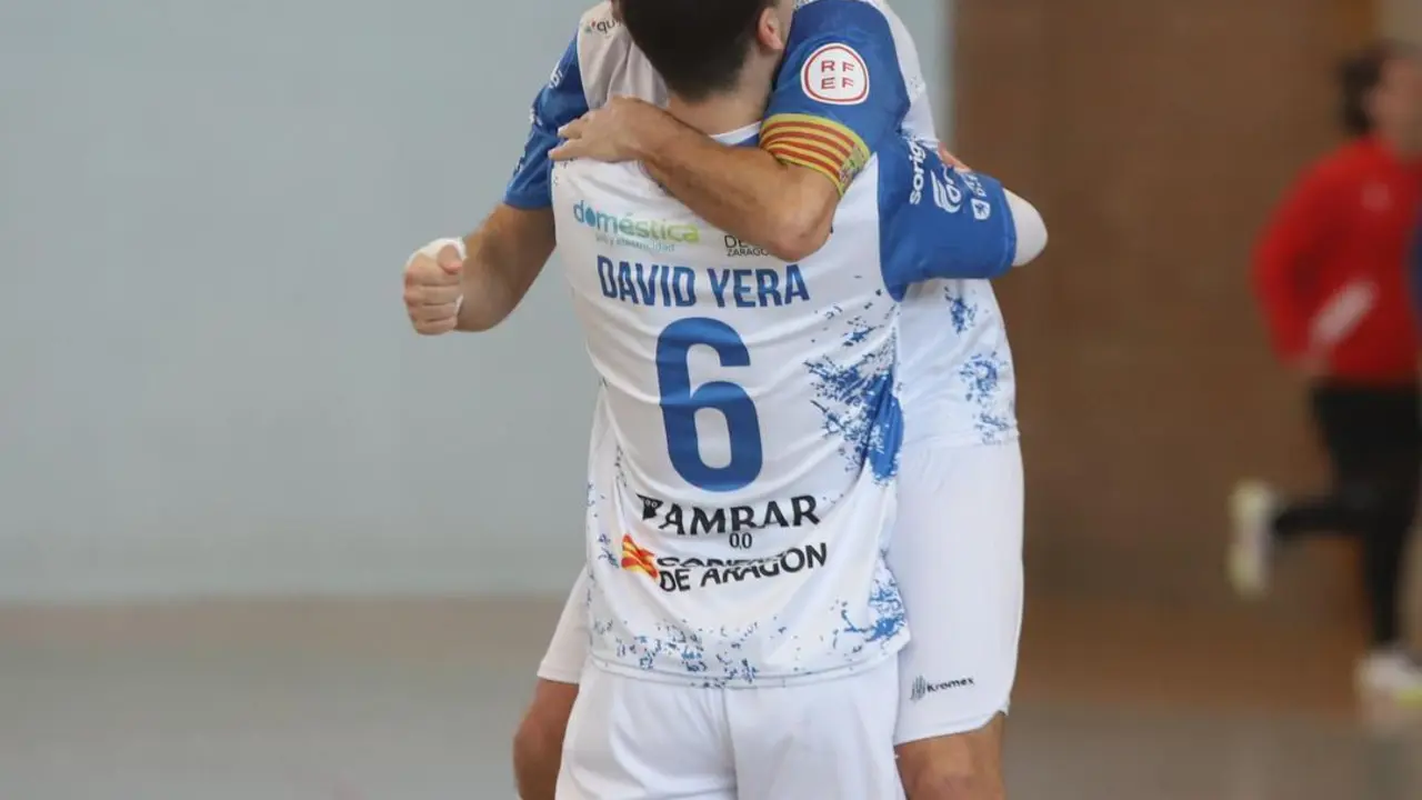 David Yera se abraza con Carlos Retamar | Foto: Jorge Vicioso