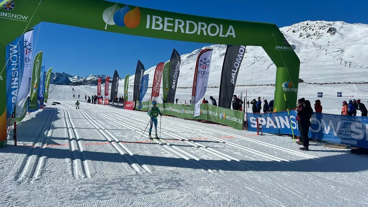 Un participante en la modalidad sprint entra en meta en la prueba celebrada en Beret de Copa de Espa&ntilde;a de fondo. Foto: RFEDI