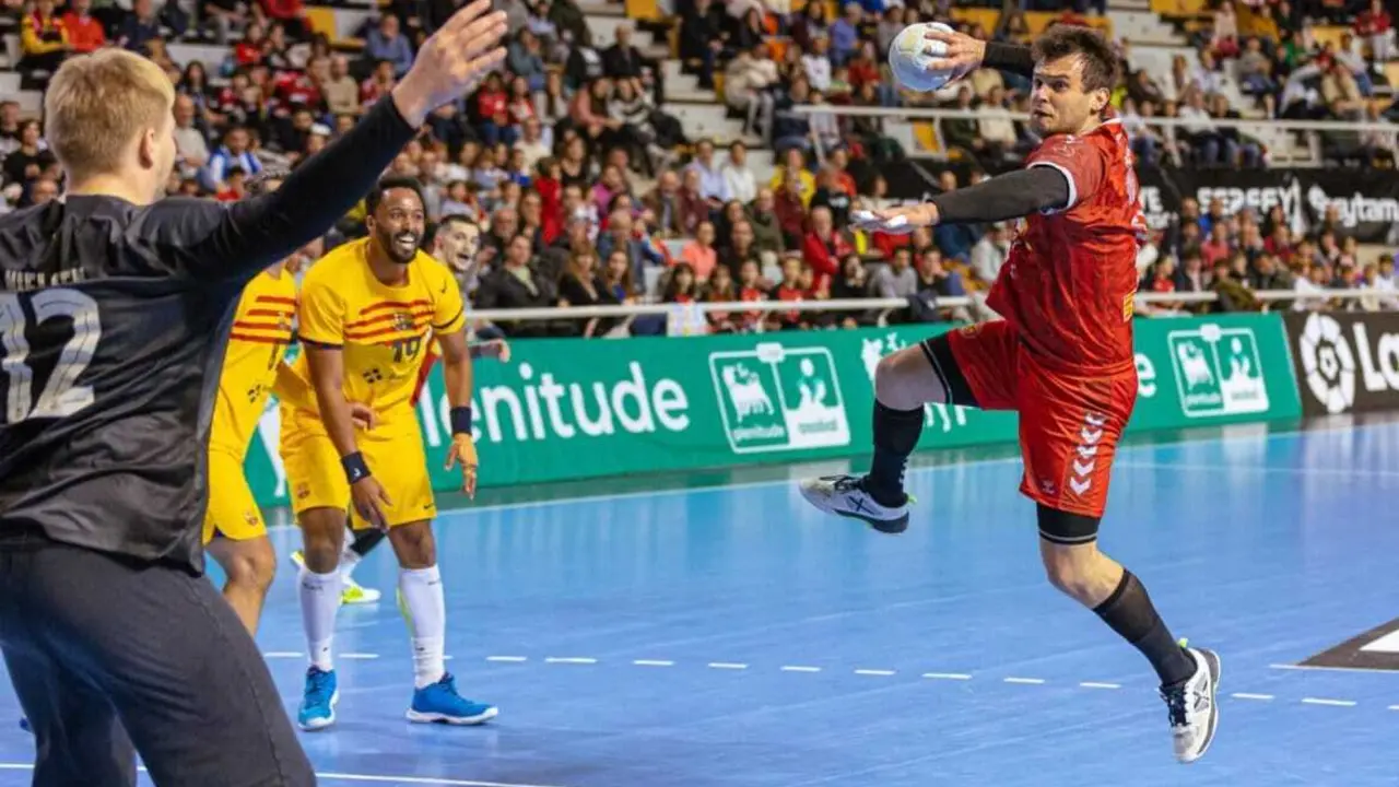 Rodrigo Benites busca finalizar una acci&oacute;n en el Bada Huesca contra el Bar&ccedil;a defendido por Nielsen. Foto: A.S.