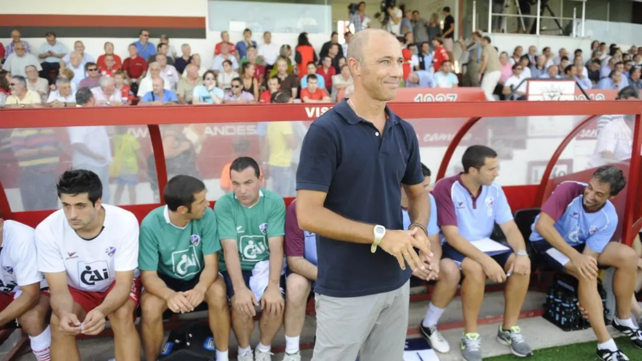 Antonio Calder&oacute;n en su etapa como entrenador de la SD Huesca