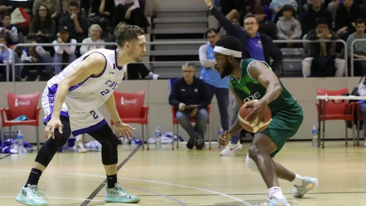 Adom controla el bal&oacute;n en una jugada de ataque del CB Pe&ntilde;as contra el L'Hospitalet. Foto: David Mart&iacute;nez