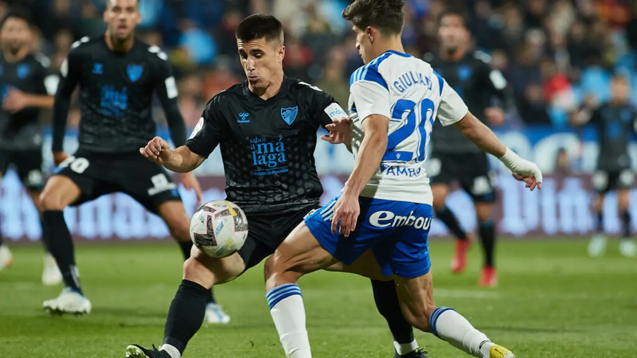 Simeone se mide a Bustinza en el duelo que enfrent&oacute; a Real Zaragoza y M&aacute;laga en La Romareda | Imagen: M&aacute;laga Hoy | La Otra Foto