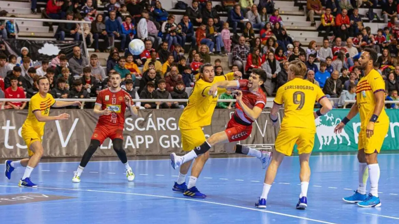 Mosquera observa el lanzamiento de Miguel Malo en el Bada Huesca- Handball Barcelona. Foto: Andrey Sapizhak