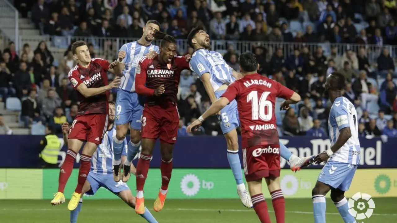 Alarc&oacute;n, Jair y Nieto en la disputa de un bal&oacute;n contra el M&aacute;laga CF | Foto: LaLiga