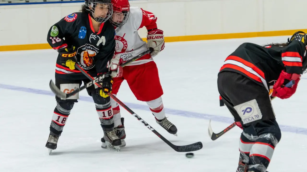 Una jugada entre Majadahonda y el CH Jaca en un partidod e la fase regular sobre el hielo madrile&ntilde;o. Foto: Hockey Hielo Majadahonda