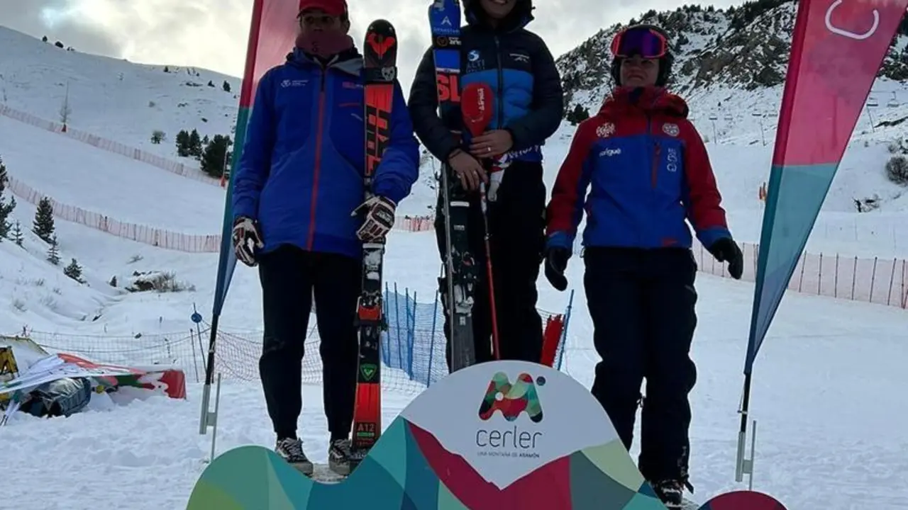 Celia Casasus en el tercer caj&oacute;n del podio del eslalon celebrado en Cerler. Foto: Cedida