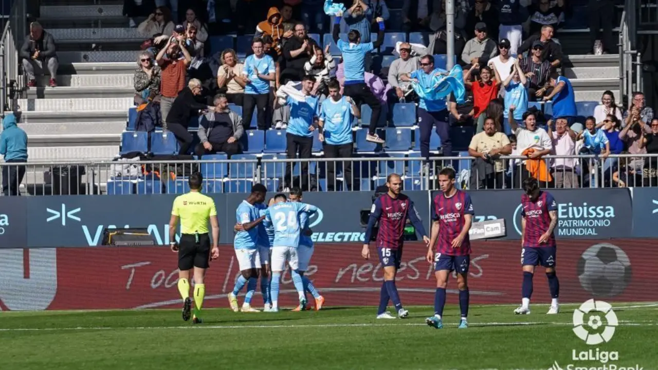 Tomeo, Blasco y Ratiu se lamentan tras el empate del Ibiza contra la SD Huesca. Foto: LaLiga