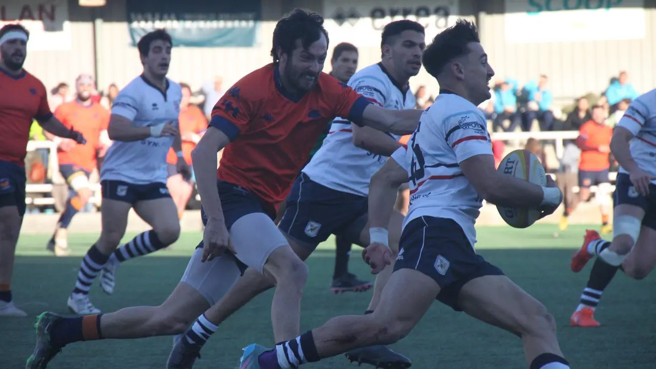 Jugada en el F&eacute;nix Rugbt contra L'Hospitaet en el que los zaragozanos se impusieron de forma clara: 41-0. Foto: Cedida