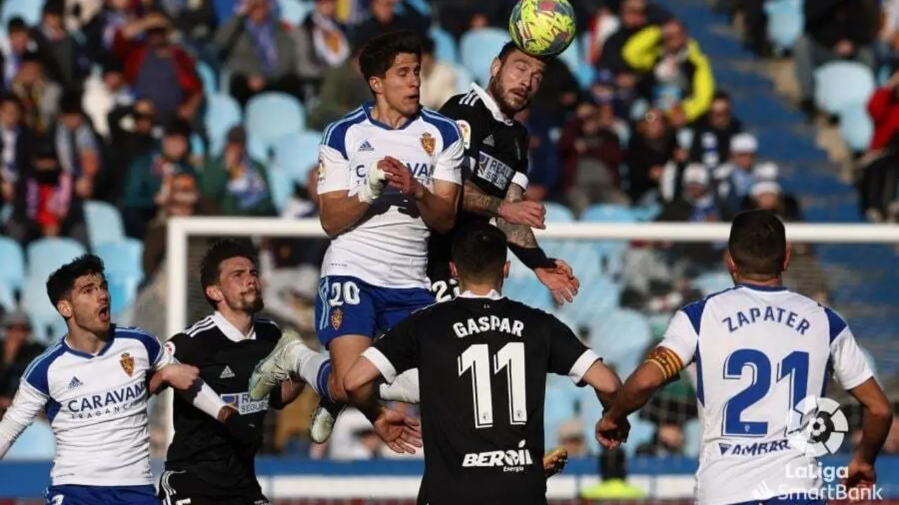 Giuliano pelea un bal&oacute;n en el Real Zaragoza-Burgos. 