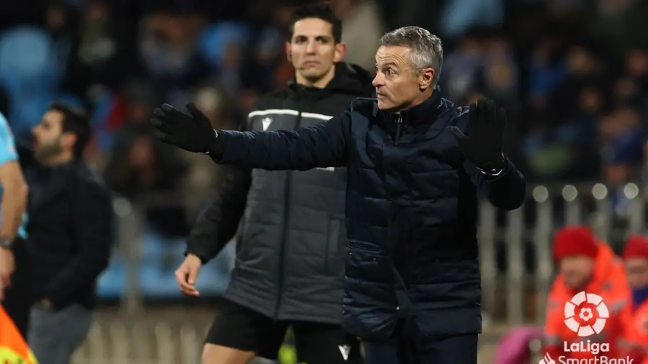 Fran Escrib&aacute; dando instrucciones en La Romareda | Foto: LaLiga