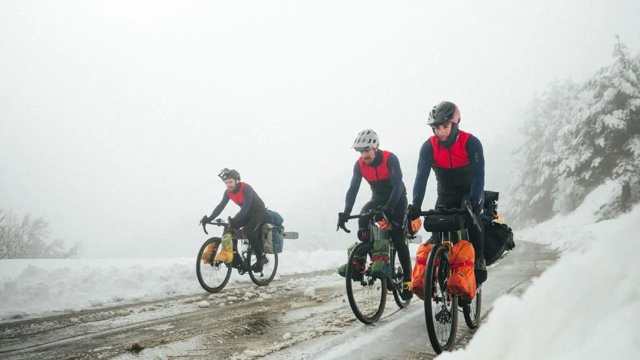 Los tres aventureros para conectar A&iacute;sa con tavasc&aacute;n en bicis gravel y esqu&iacute;s de monta&ntilde;a. Foto: Cedida