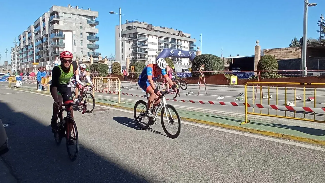 Duatletas en el segmento de ciclismo de la prueba celebrada en Monz&oacute;n. Foto: Cedida