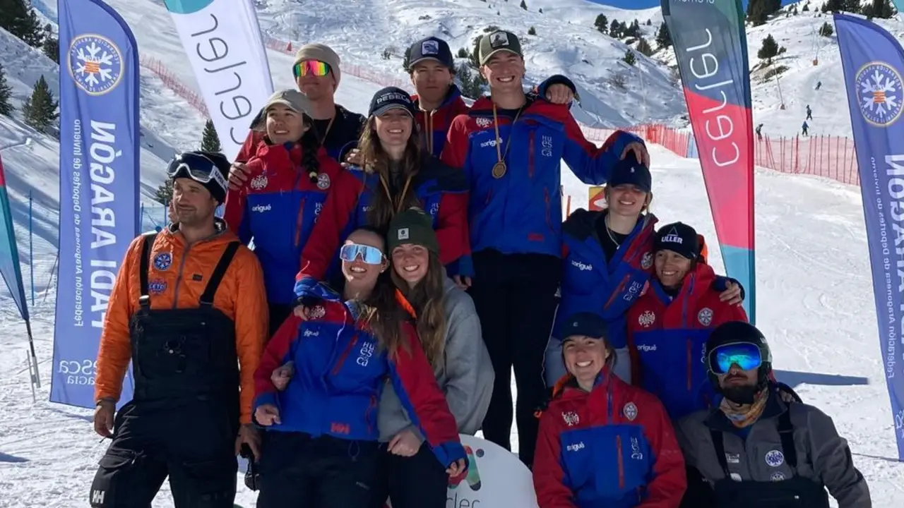 Imagen del grupo del CETDI que particip&oacute; en el GP Aram&oacute;n disputado en Cerler. Foto: CETDI
