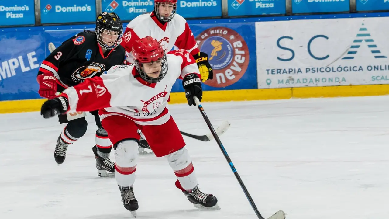 Una jugadora del CH Jaca conduce la pastilla en uno de los partidos disputados sobre el hielo de Majadahonda. Foto: Cedida