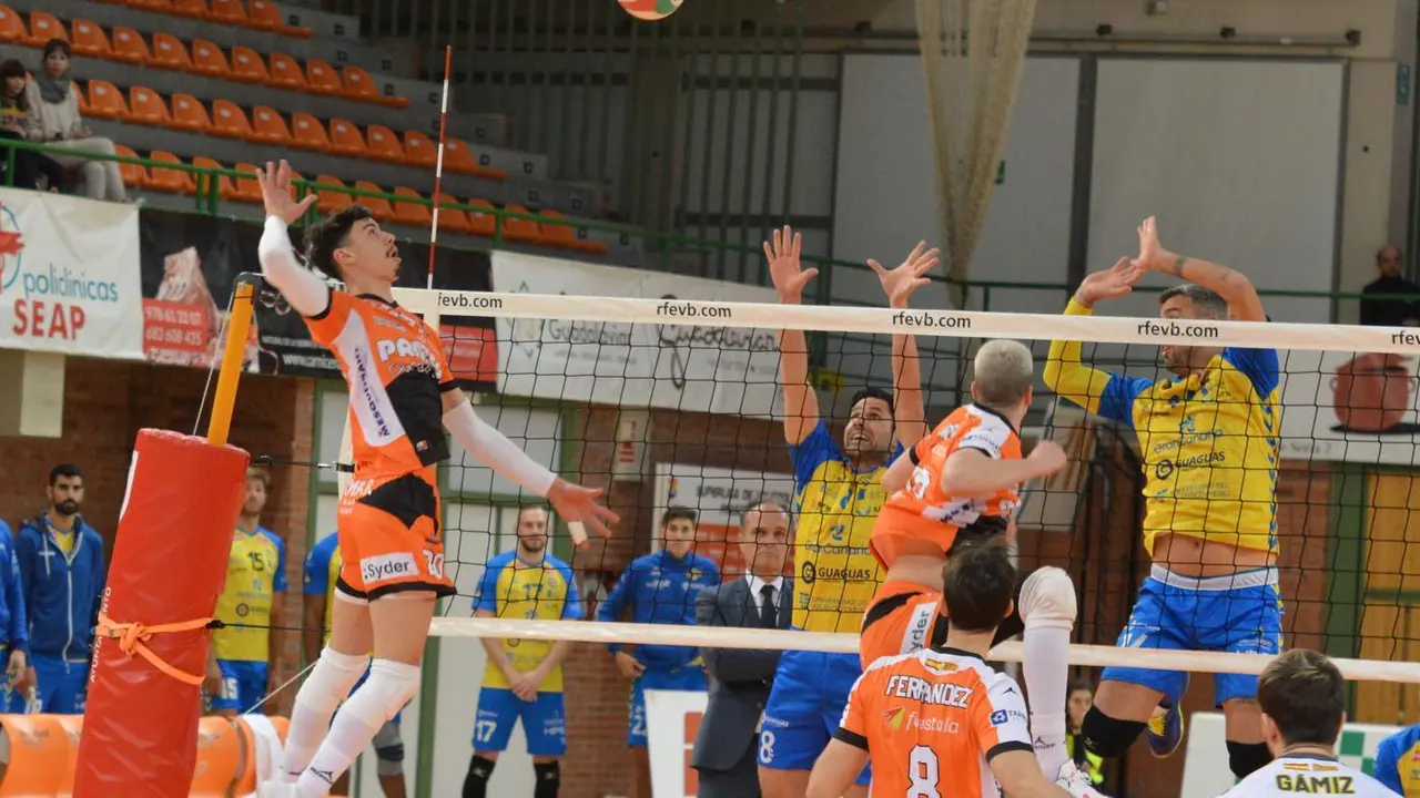 Un jugador del Teruel busca finalizar un punto contra el Guaguas. Foto: Cedida

