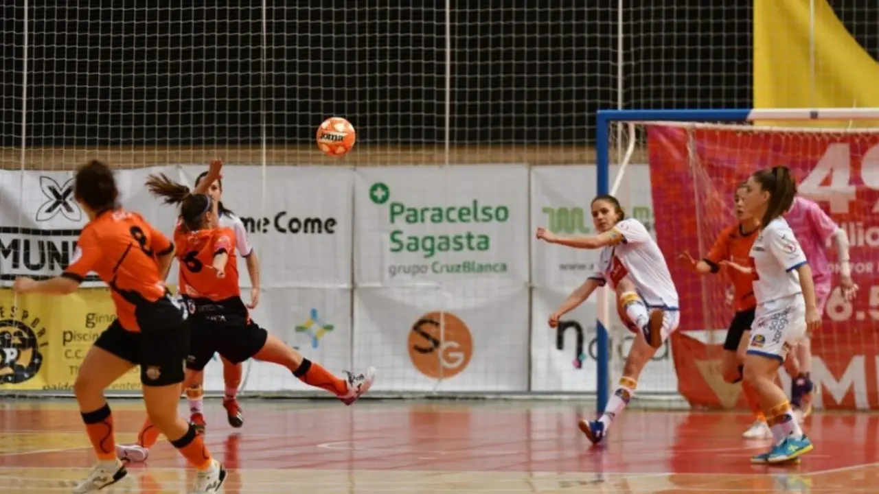 Laura Boix despeja un bal&oacute;n | Foto: Sala Zaragoza