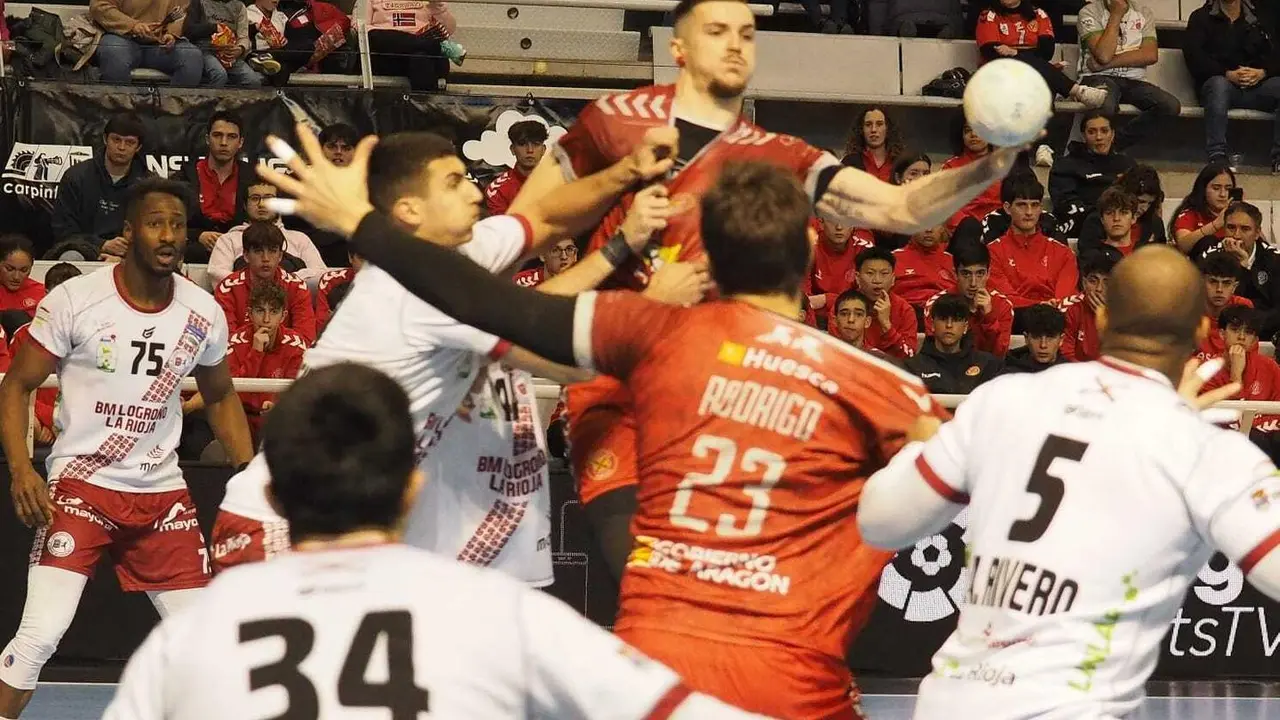 Mosquera se eleva sobre la defensa de Ciudad de Logro&ntilde;o, equipo que ya adelant&oacute; que estar&iacute;a en Ir&uacute;n para la Copa de Espa&ntilde;a. Foto: C.Pascual