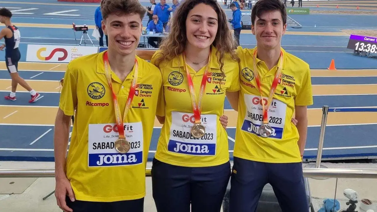 Rub&eacute;n Egea, Gabriela Sanz y Sergio del Barrio en el campeonato celebrado en Sabadell con sus medallas. Foto: Cedida