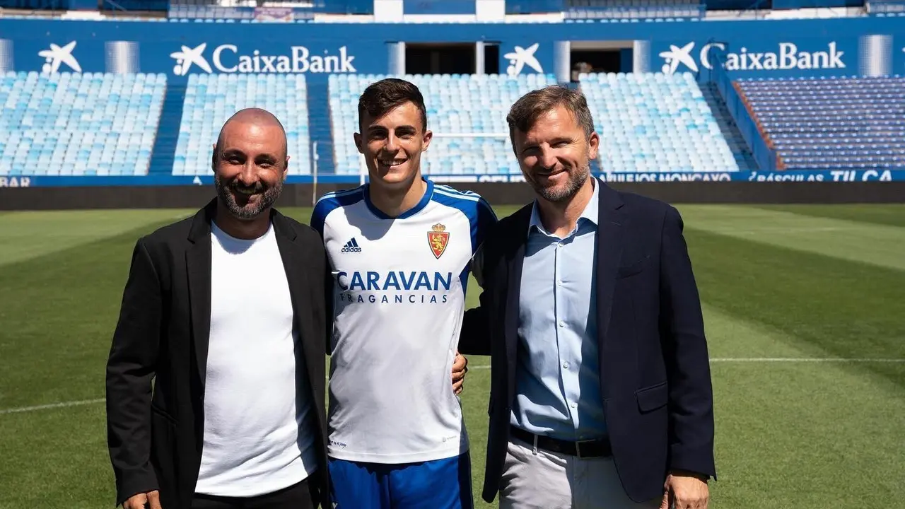 Alejandro Franc&eacute;s posa junto a Lalo Arantegui en la foto de su renovaci&oacute;n | Foto: Twitter Lalo Arantegui 