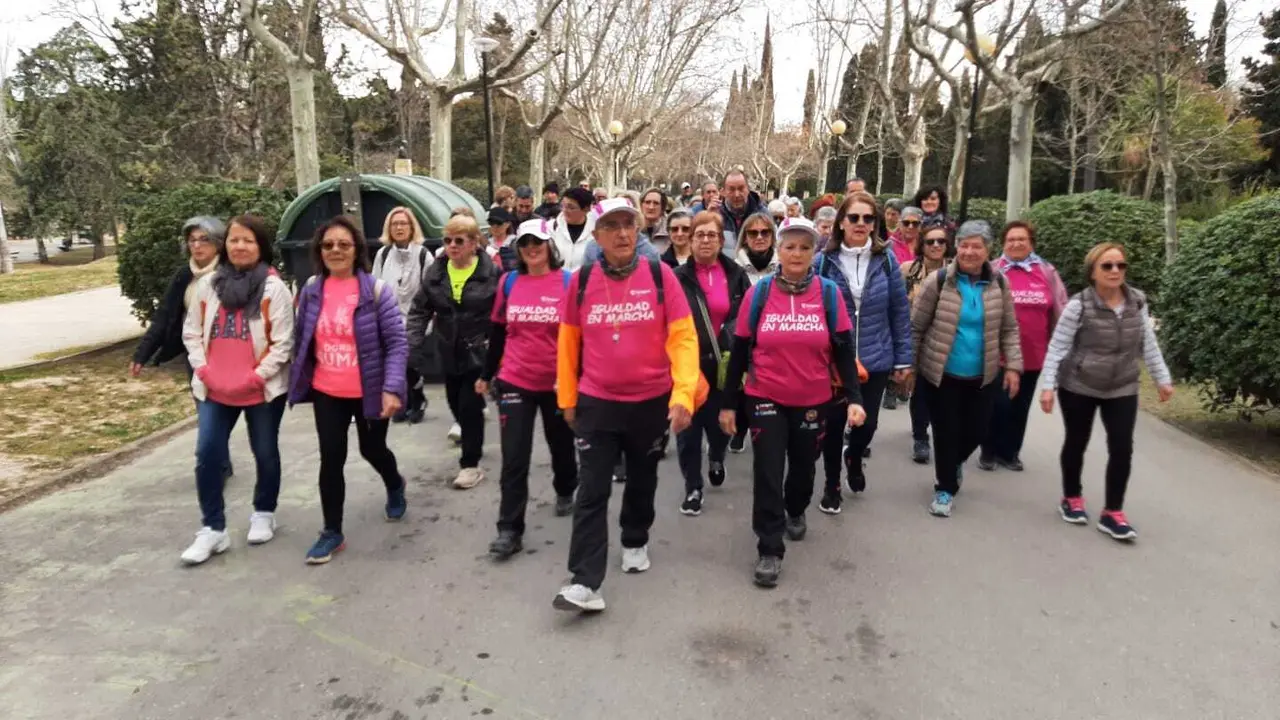 El senderismo es un deporte que se puede practicar a cualquier edad. Foto: FAM