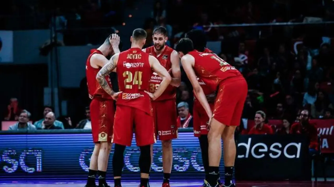 Jovic e Iv&aacute;n Cruz dan instrucciones en el encuentro ante el Barcelona | Foto: Esther Casas / Casademont Zaragoza