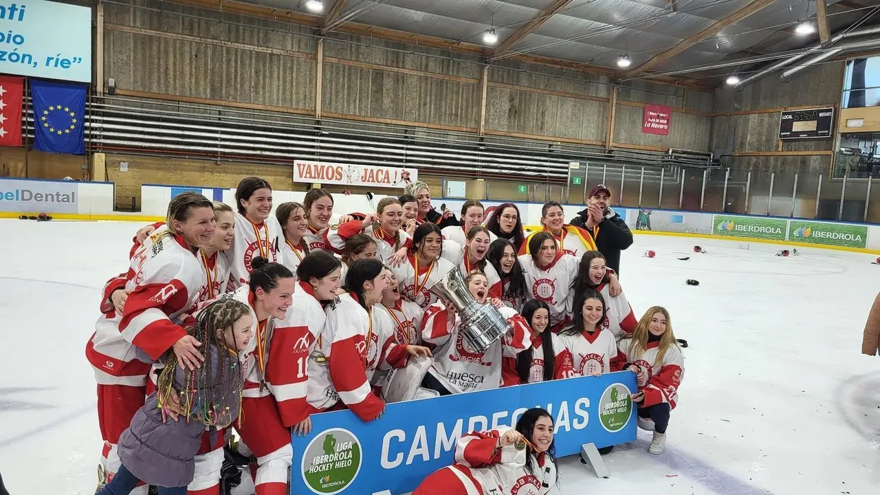 El femenino del CH Jaca hace historia y consigue su primer t&iacute;tulo de Liga. Foto: Cedida