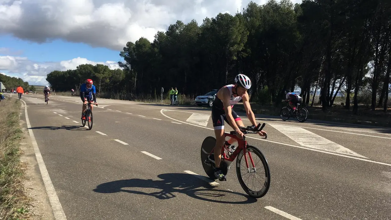 Segmento de ciclismo en el auton&oacute;mico de duatl&oacute;n est&ccedil;&aacute;ndar celebrado en Sancho Abarca (Tauste). Foto: Cedida 