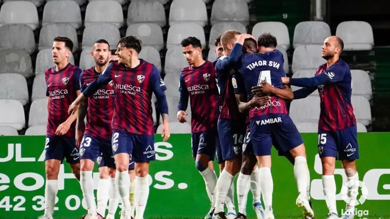 Los jugadores del Huesca celebran el gol de Kant&eacute; en el Racing - SD Huesca. Foto: LaLiga