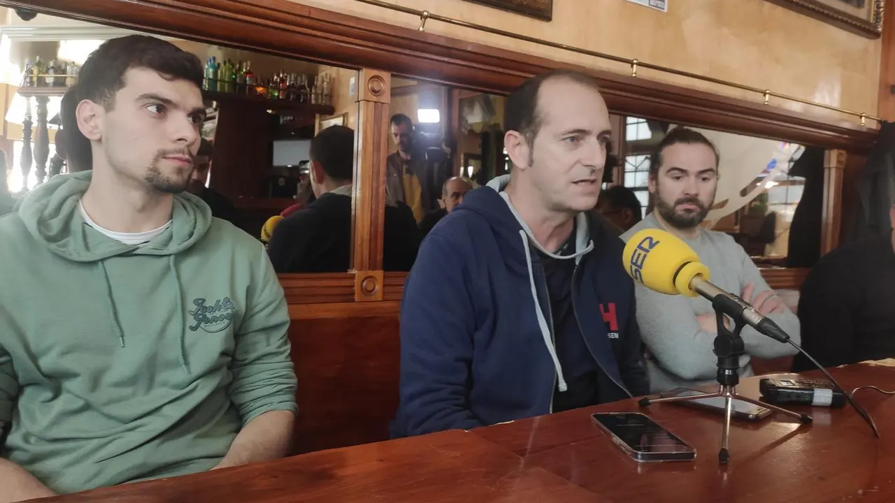En primer plano Miguel Malo, Nolasco y N&eacute;stor Oliva durante la rueda de prensa para habar del partido contra el Torrelavega. Foto: Sportaragon