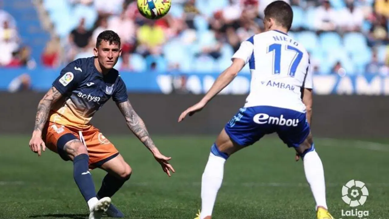 Carlos Nieto en un bal&oacute;n muerto con Dani Raba | Foto: LaLiga