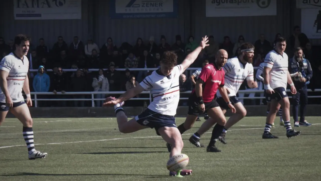 Un jugador del F&eacute;nix Rugby patea el bal&oacute;n durante un partido. Foto: Cedida