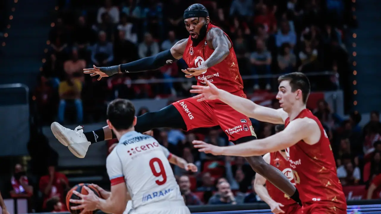 Los exjugadores rojillos Mekowulu y Jessup, en el &uacute;ltimo partido disputado ante el Monbus Obradoiro | Foto: Esther Casas / Casademont Zaragoza