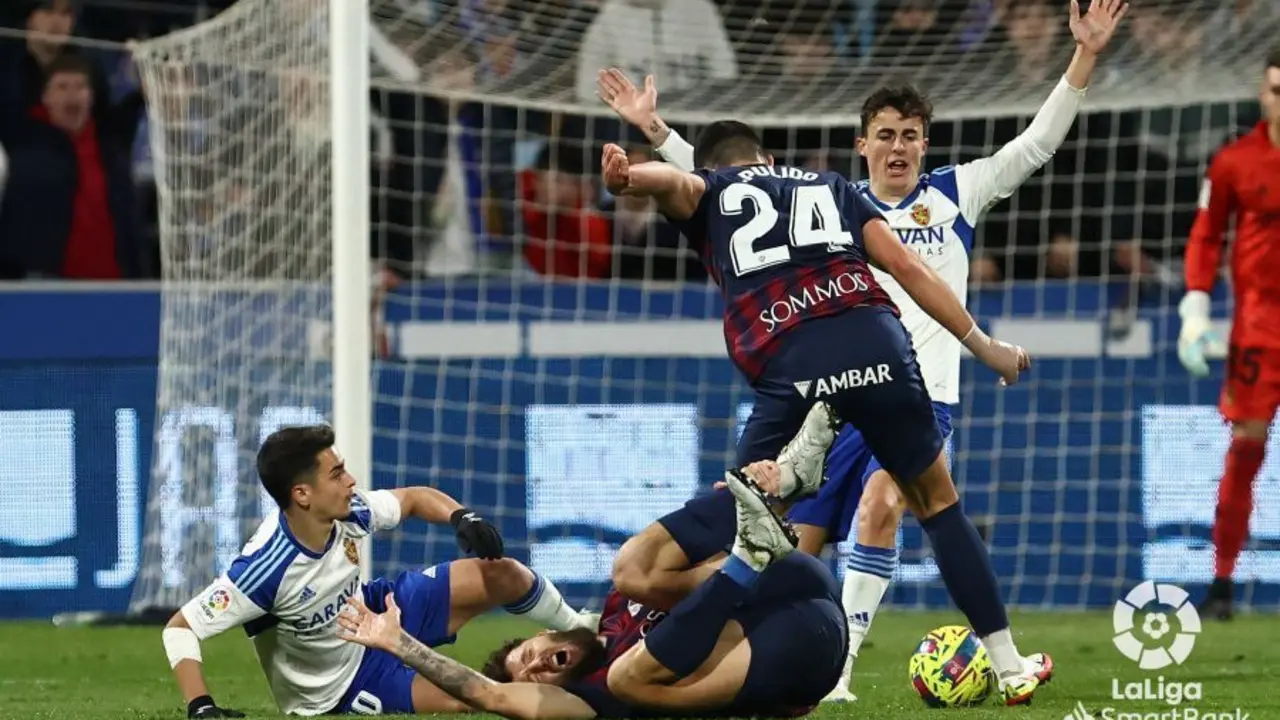 Una jugada del Real Zarragoza SD Huesca disputado en La Romareda y que siempre se caracterizan por su intensidad y pasi&oacute;n en la grada. Foto: LaLiga
