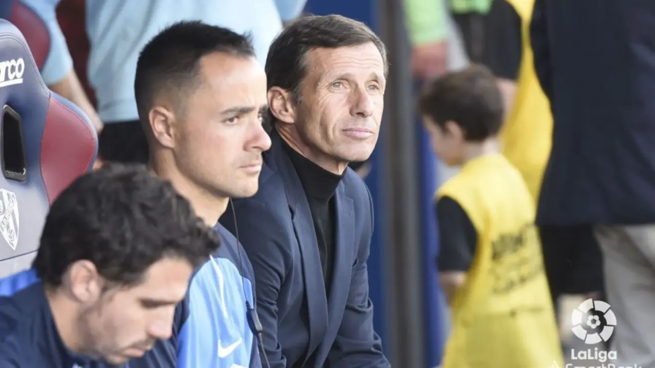 Ziganda en el banquillo de la SD Huesca en El Alcoraz en el partido contra el Real Zaragoza. Foto: Laliga
