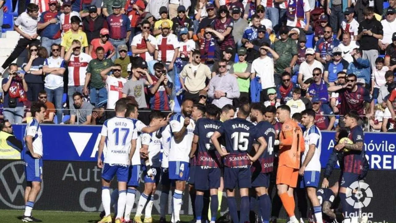Futbolistas del Real Zaragoza y la SD Huesca en el &uacute;ltimo derbi en El Alcoraz. (Foto: LALIGA)