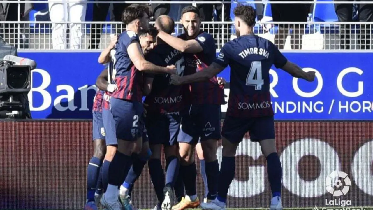 Los jugadores del Huesca celebran el gol de Obeng. Foto: LaLiga