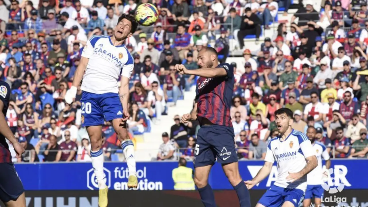 Giuliano Simeone despejando un bal&oacute;n frente a Jeremy Blasco | Foto: LaLiga