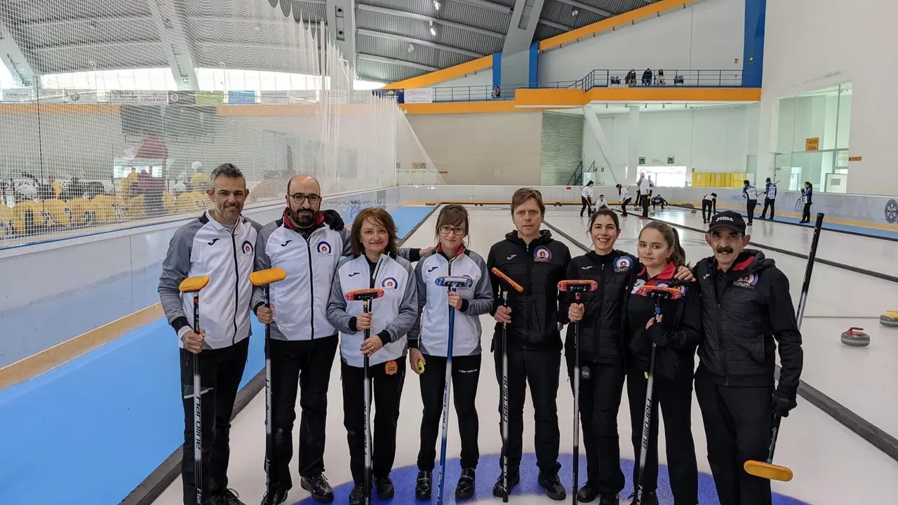 Equipos de curling ixto del CH Jaca. Foto: CH Jaca