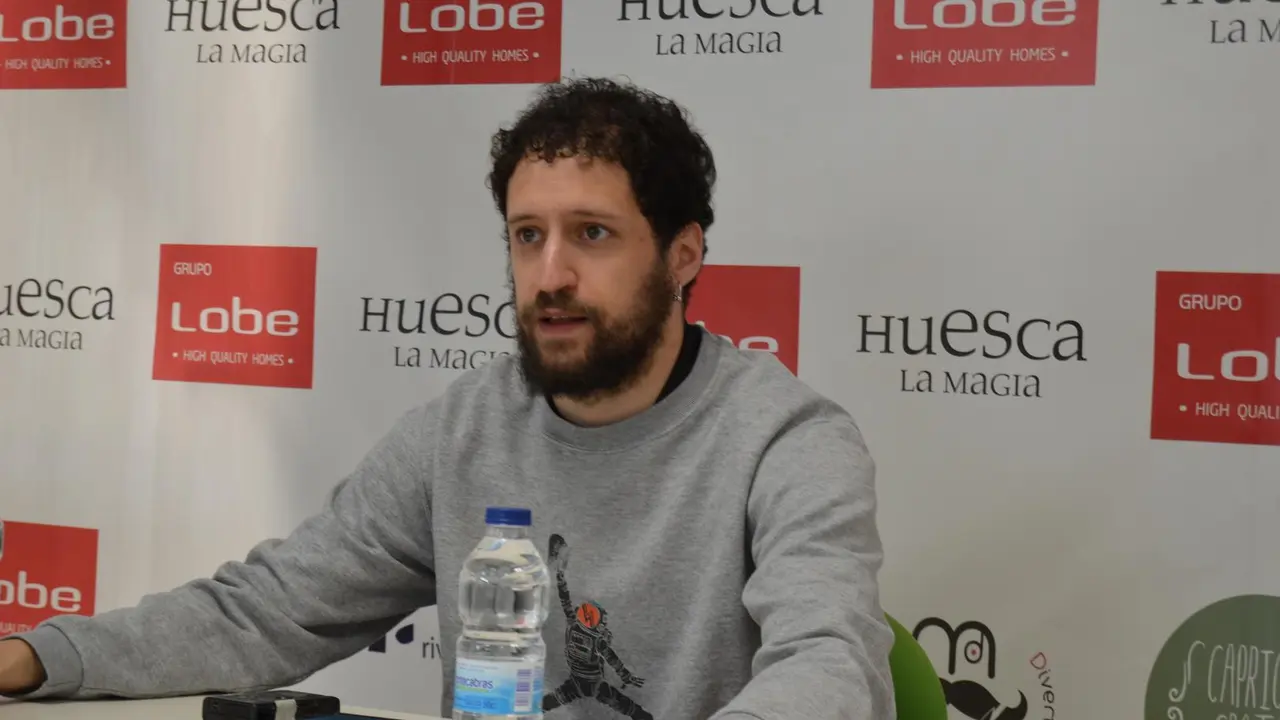 Santi Cerd&aacute;n durante la rueda de prensa en la que habl&oacute; sobre el rival del CB Pe&ntilde;as de este s&aacute;bado, el L'Horta Godella. Foto: Sportaragon