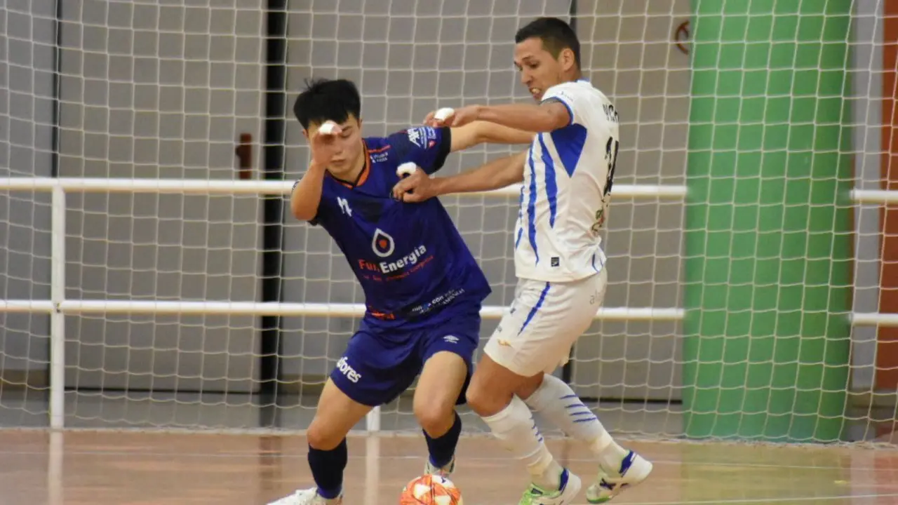 Shunta Uchida se lleva un bal&oacute;n | Foto: Sandra Valero
