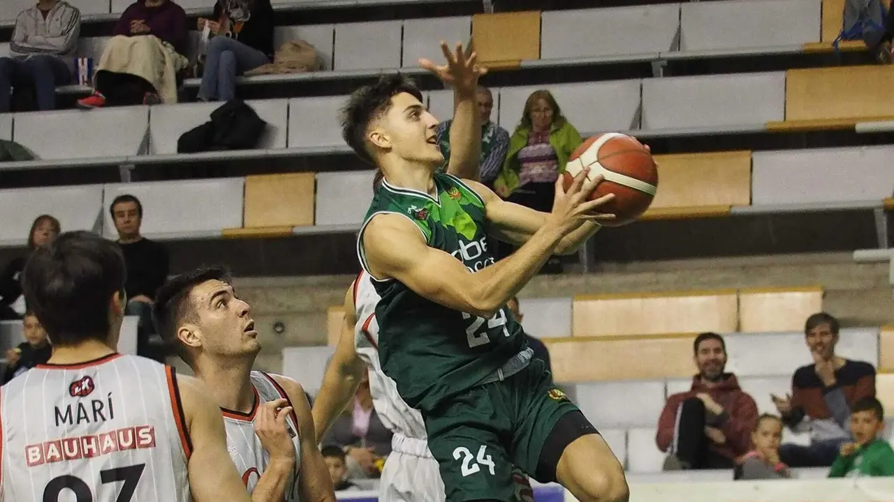 Rubin de Celis culmina una acci&oacute;n cerca del aro | Foto: C. Pascual