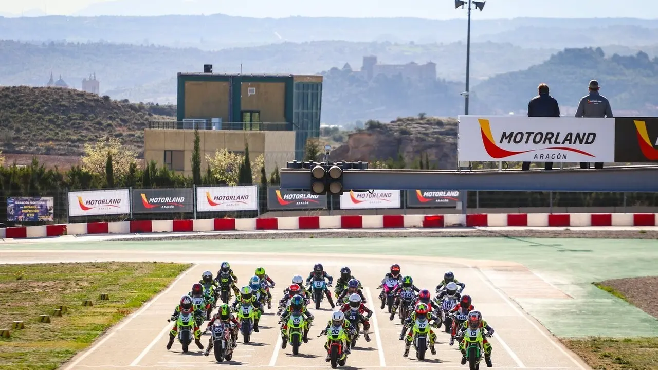 Salida de MiniGP 100 en la Copa de Espa&ntilde;a de Minivelocidad celebrada en MotorLand. Foto: MotorLand