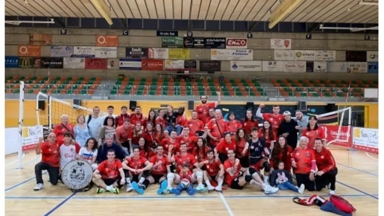 La plantilla y cuerpo t&eacute;cnico del Voleibol Zaragoza | Foto: Voleibol Zaragoza