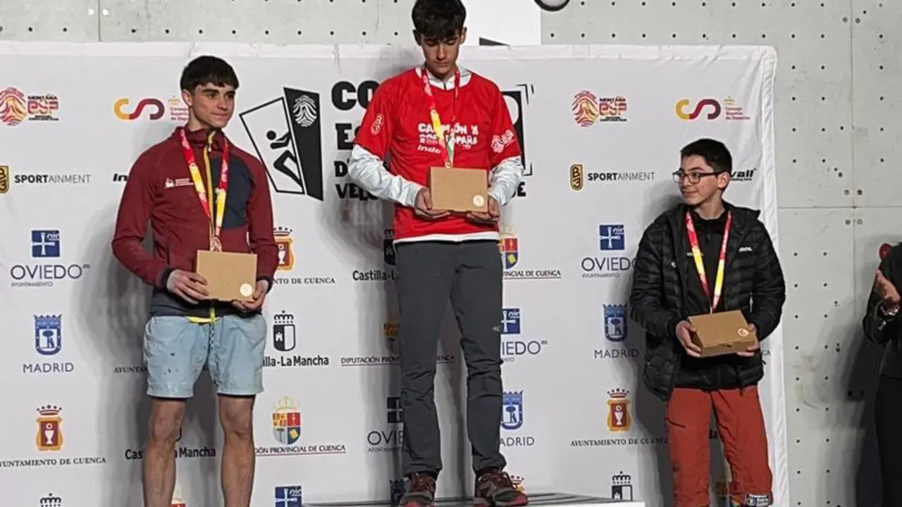 Santiago Oronich, a la izquierda, en el podio conseguido en la Copa de Espa&ntilde;a de escalada de Oviedo. Foto: Cedida