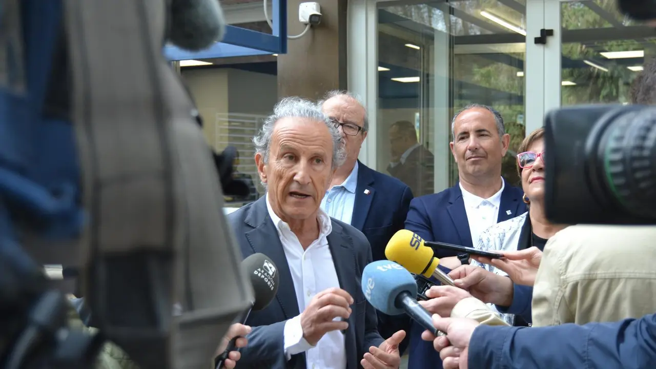 Pet&oacute;n se dirige a la prensa para explicar las cualidades de la Base Aragonesa de F&uacute;tbol. Foto: Sportaragon